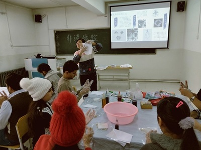 走進非遺之美 我校留學(xué)生第二課堂手工扎染活動體驗
